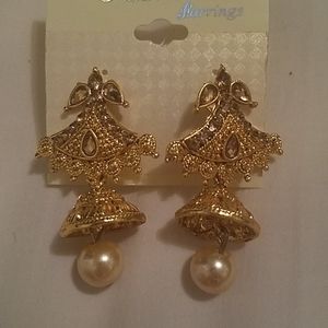 Gold dangling peal earing